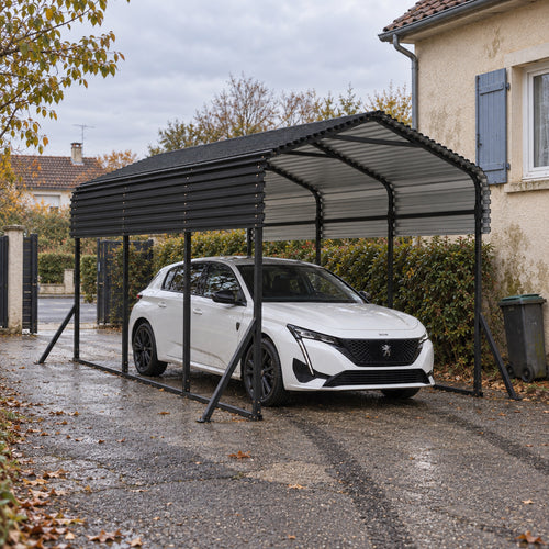 Carport acier thermolaqué noir 4,5 x 3 m devant une maison, voiture compacte blanche abritée
