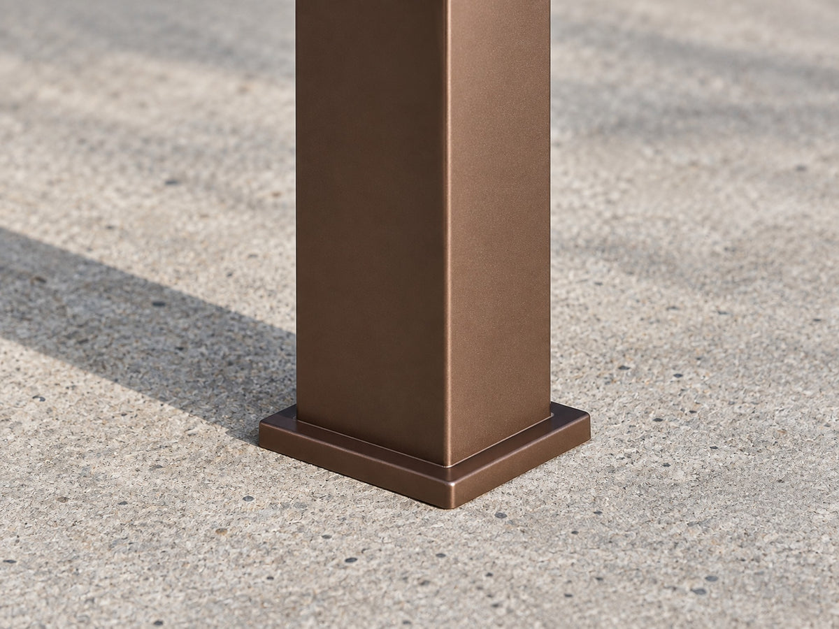 Platine d'un pied du carport aluminium boulonnée sur une dalle béton