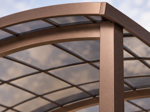 Détail du toit arqué en polycarbonate teinté du carport aluminium