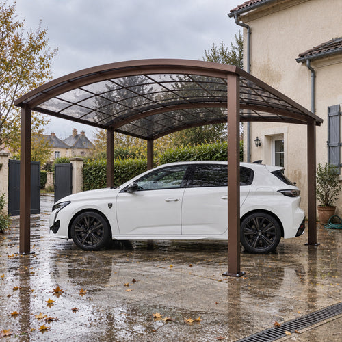 Carport aluminium autoportant à toit arqué brun bronze sur une dalle, voiture compacte blanche abritée