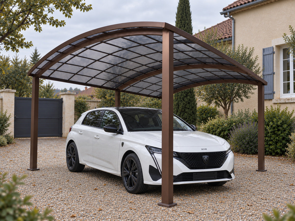 Carport aluminium autoportant à toit arqué, brun bronze, installé devant une maison, voiture abritée