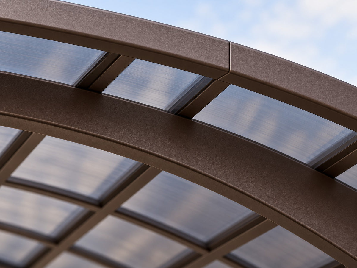 Détail du toit cintré en polycarbonate teinté du carport camping-car