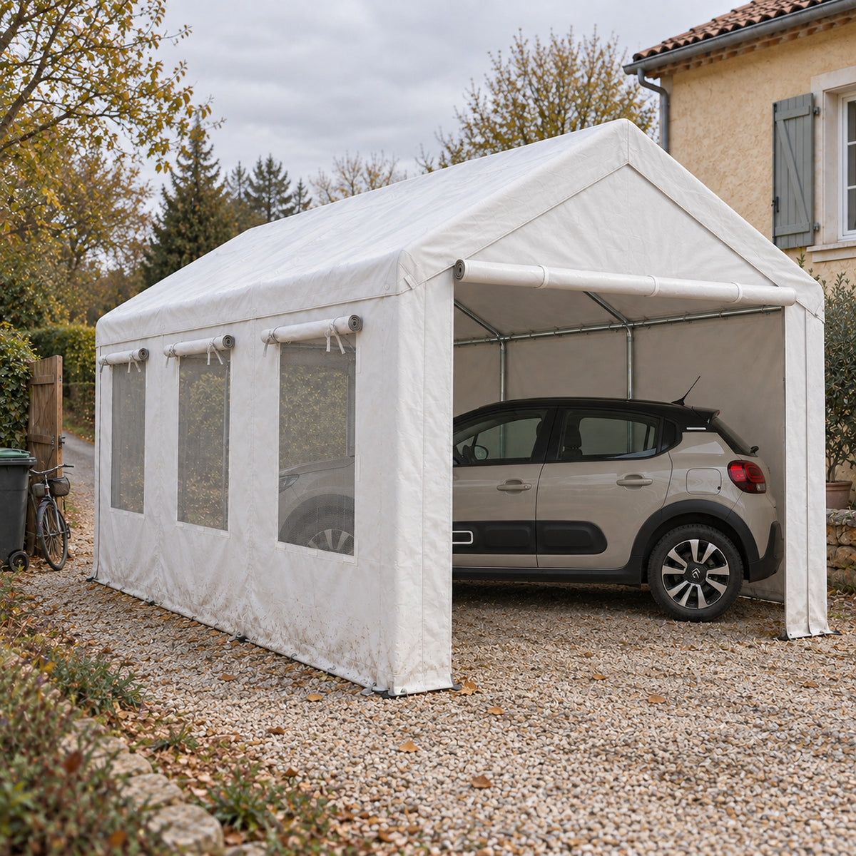 Tente-garage Outsunny 3 x 6 m blanche sur allée en gravier, citadine abritée