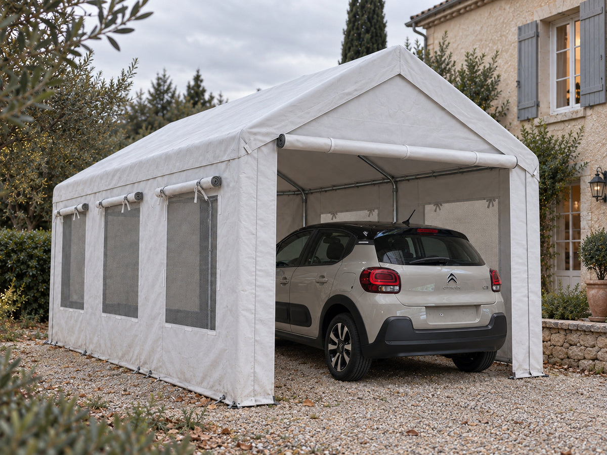 Tente-garage Outsunny 3 x 6 m blanche installée sur gravier, voiture citadine à l'intérieur
