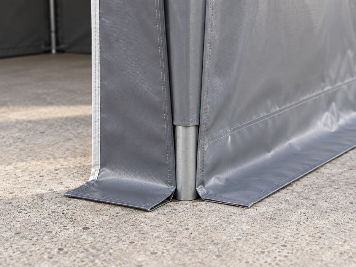 Piquet et hauban tendu ancrant la tente-garage grise 4x6 m