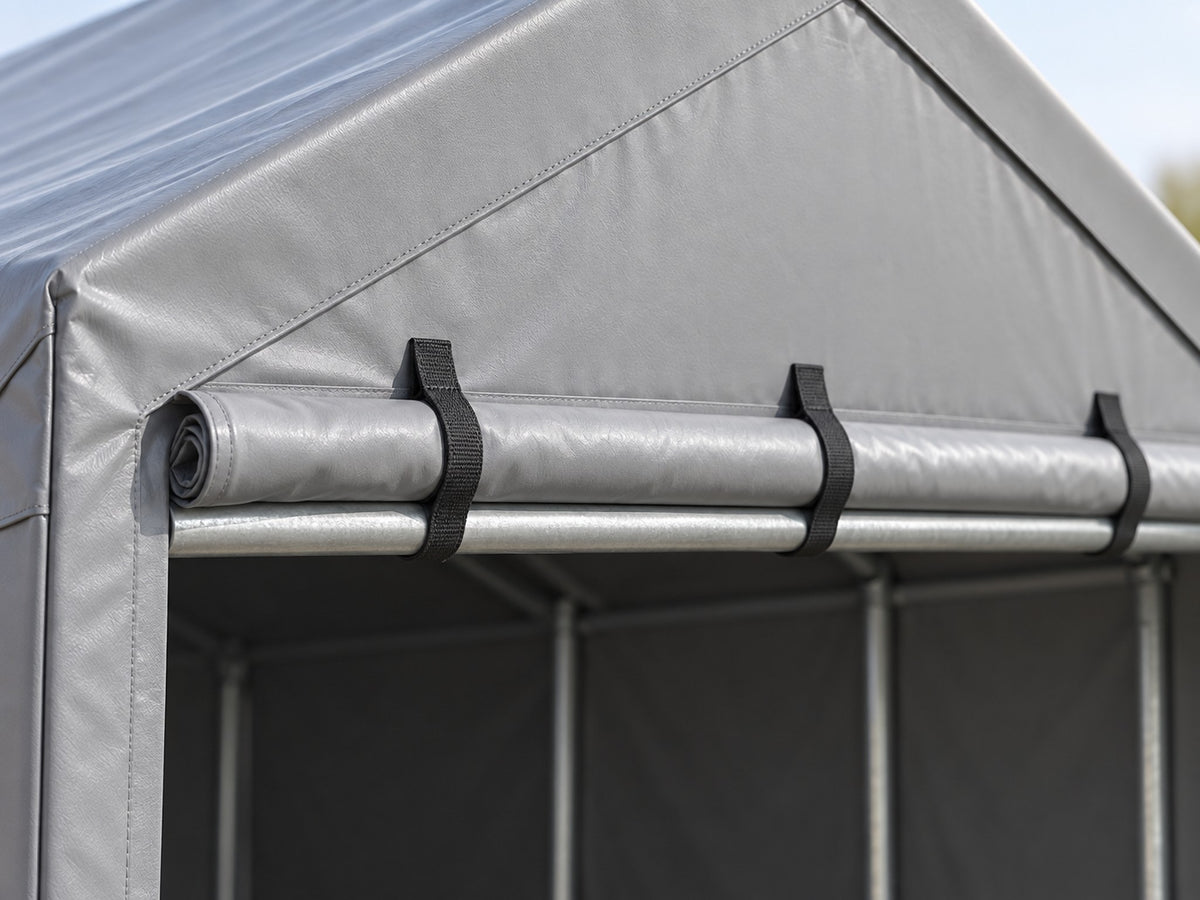 Détail de la porte enroulable et d'un arceau acier de la tente longue