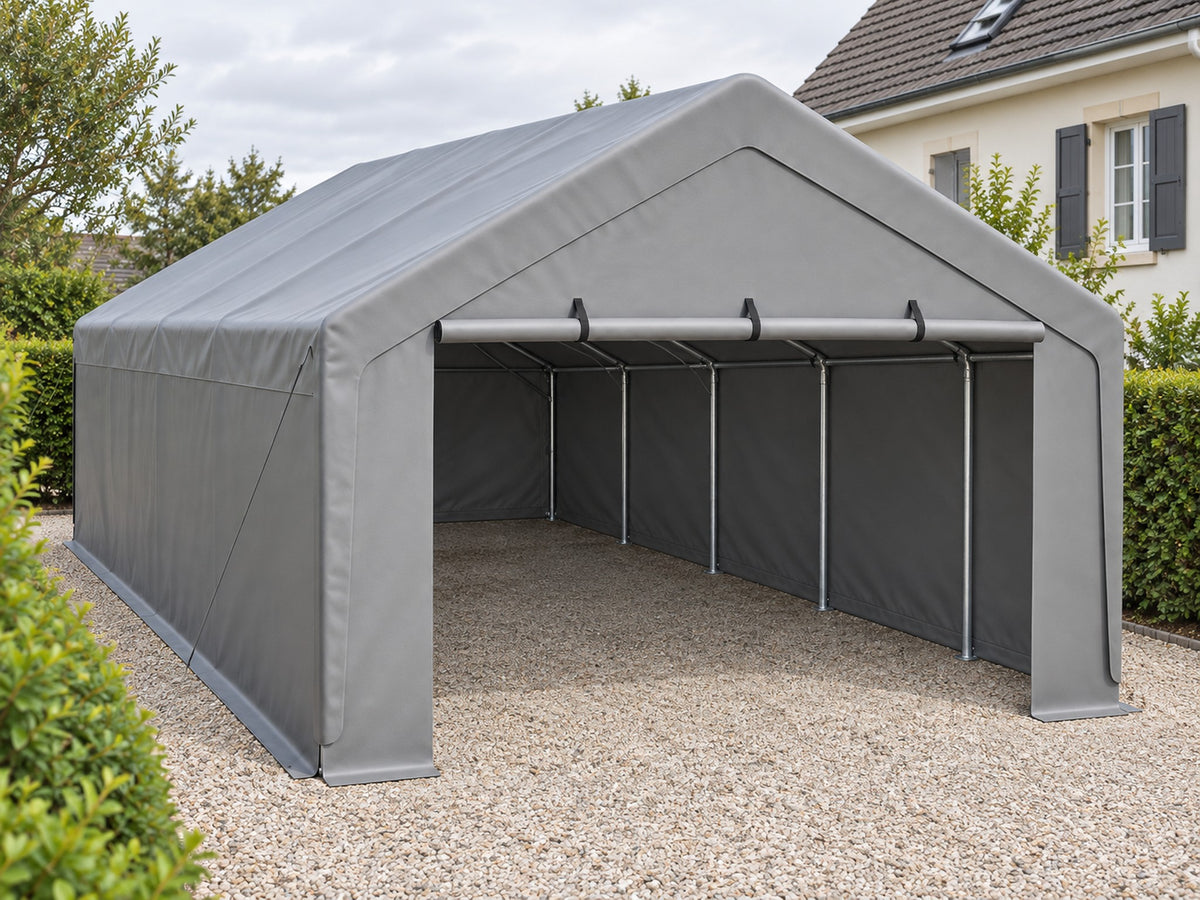 Tente-garage longue abritant un camping-car blanc dans une allée